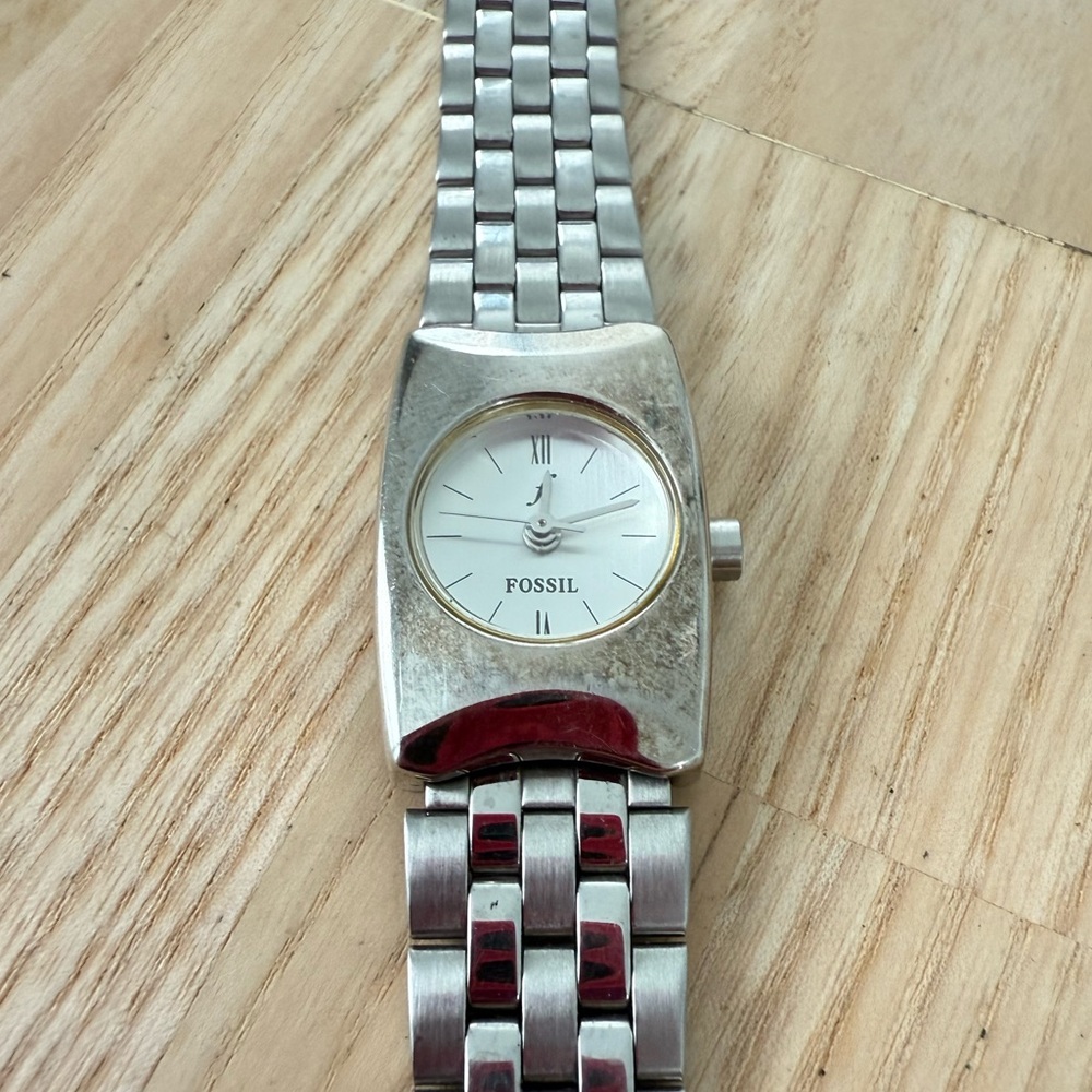 Retro fossil ladies silver tone watch NEW BATTERY